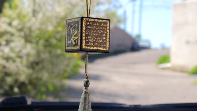 Símbolo-religioso-islámico-en-el-espejo-del-coche