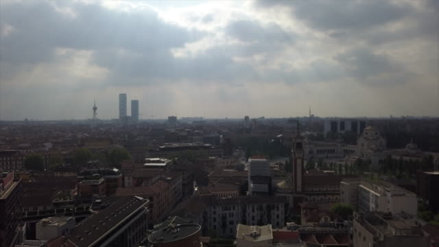 Italien-Sonnentag-Mailand-Stadtbild-Park-Luftbild-Panorama-4k