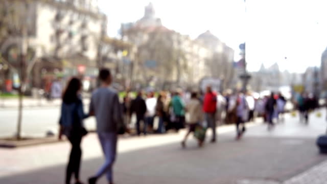 Unscharfen-Hintergrund-anonyme-Massen-von-Menschen-herumlaufen-Straße-in-Stadt