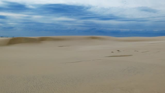 Sandy-Desert-und-dunkle-Gewitterwolken