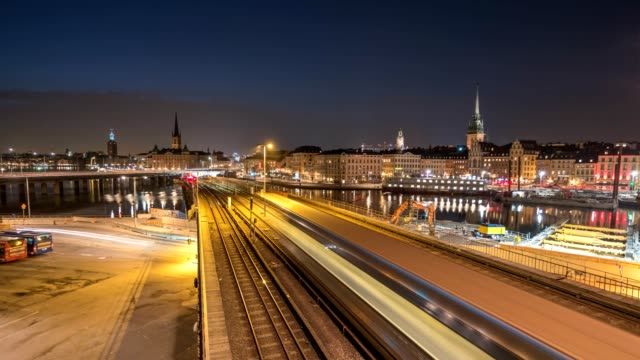 Stockholm-Stadt-Skyline-von-Tag-zu-Nacht-Zeitraffer-am-Slussen-und-Gamla-Stan,-Stockholm-Schweden-4K-Zeitraffer