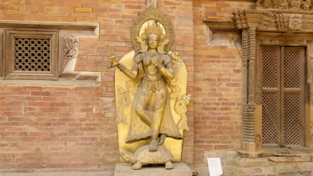 Goldene-Statue-der-Göttin-Ganga-auf-eine-Schildkröte-im-Mul-Chowk-in-Patan,-Nepal.