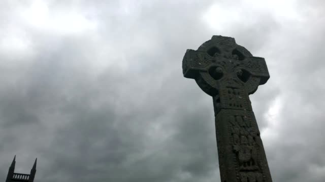 eltic-Cruz-en-un-cielo-con-nubes-en-Drumcliff,-Irlanda.