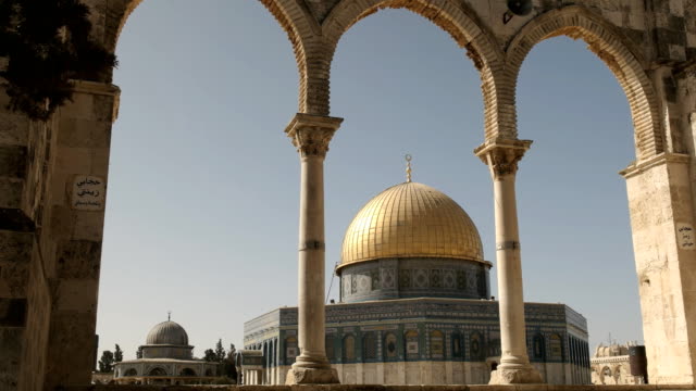 Zoom-in-Schuss-der-Kuppel-der-Felsen-Moschee-umrahmt-von-Bögen-in-jerusalem