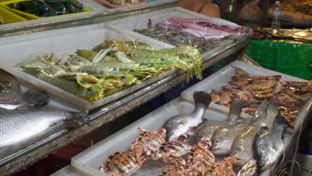 famosa-noche-tiempo-phuket-isla-mar-alimentos-mercado-slow-motion-panorama-4k-Tailandia