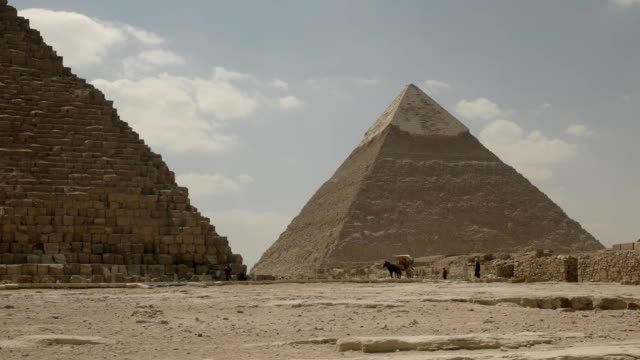 carro-de-caballo-y-la-pirámide-de-Kefrén-cerca-del-cairo,-Egipto
