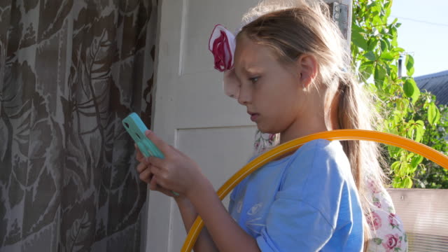 Glücklich-Teenager-Mädchen-mit-Handy-für-lustige-Kommunikation-mit-Freunden