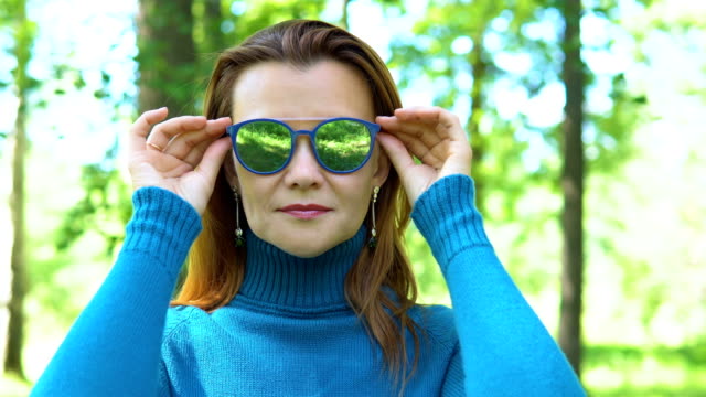 Porträt-einer-jungen-Frau-mit-Sonnenbrille.