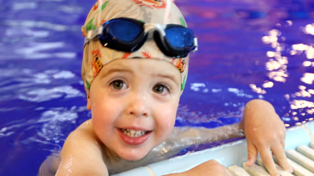 Porträt-von-Baby-Schwimmen-im-Schwimmbad