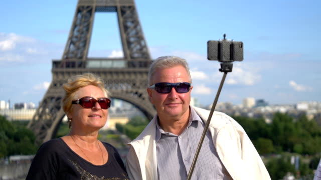 Senior-pareja-toma-selfie-en-París-en-4-k-lenta-60fps