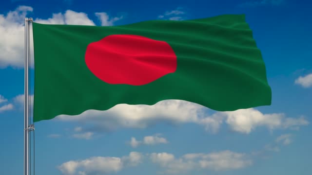 Bandera-de-Bangladesh-contra-el-fondo-de-nubes-flotando-en-el-cielo-azul