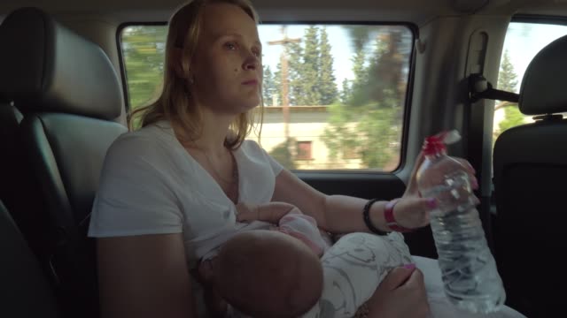 Mutter-Trinkwasser-und-Säugling-im-Auto