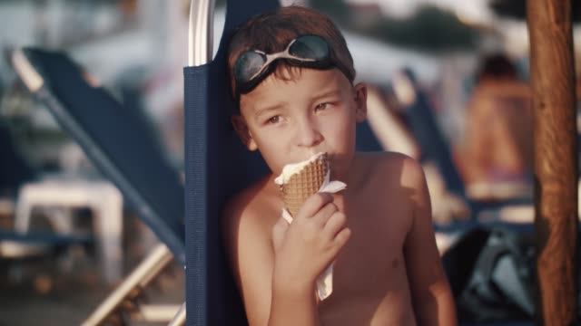 Niño-refrescante-con-helado-en-la-playa