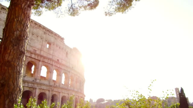 fantástico-tiro-de-seguimiento-con-el-cardán-en-la-fachada-del-Coliseo-en-un-día-soleado
