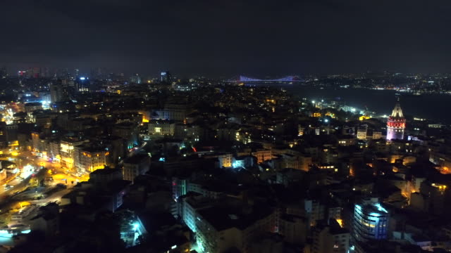 Istanbul-mit-Nacht-Luftbild-von-Galata-Turm-und-Bosporus