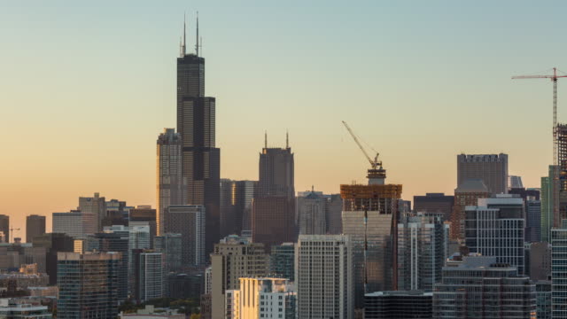 Chicago-Willis-Tower-und-Stadt-Skyline-von-Tag-zu-Nacht-Sonnenuntergang-Timelapse