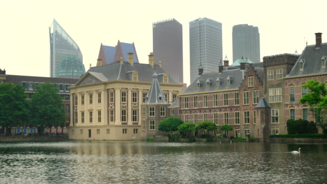 Hofvijver-mit-der-niederländischen-Regierungsgebäuden-und-das-Mauritshuis-in-den-Haag.