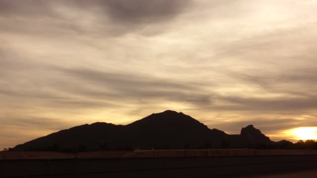 Camelback-Mountain,-lapso-de-tiempo-del-atardecer,-Phoenix,-Scottsdale,-Arizona.