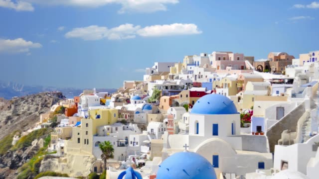 Weiße-Häuser-und-blaue-Dächer-Santorini-Griechenland.