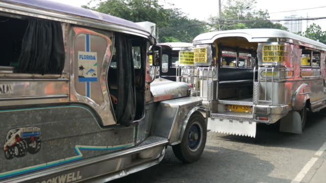 Jeepney-und-Verkehr-in-Manila