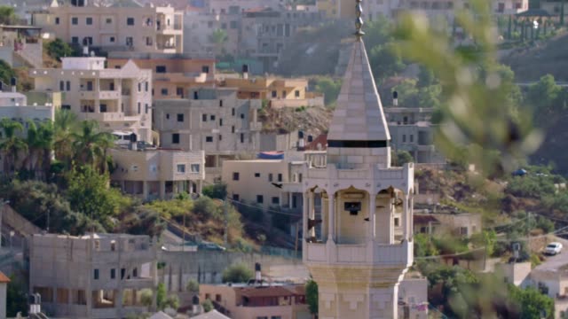 Überblick-über-eine-arabische-Stadt-in-Israel-mit-einer-großen-Moschee-erhebt-sich-über