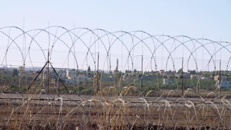 Cerca-de-la-frontera-entre-Israel-y-Cisjordania.-alambre-de-púas-cerca-electrónica.