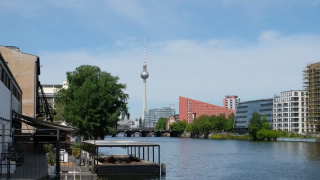 Ciudad-de-Berlín,-el-río-Spree-y-la-torre-de-televisión-(Fernsehturm)-en-un-día-de-verano