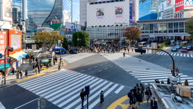 Zeitraffer-der-Menschenmenge-Kreuzung-in-Shibuya-Street,-einer-der-verkehrsreichsten-Zebrastreifen-der-Welt,-Einkaufsviertel-Ginza-in-Tokio,-Japan