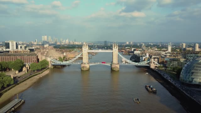 Tolle-Luftaufnahme-von-der-Tower-Bridge-in-London