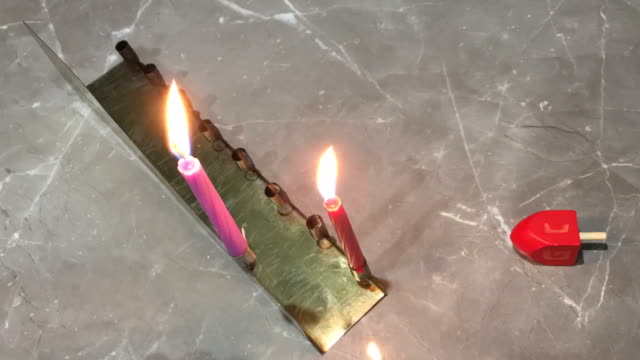 Erste-Kerze-von-Hanukkah-beleuchtet-auf-eine-Menora-jüdischer-Feiertag-von-Hanukkah