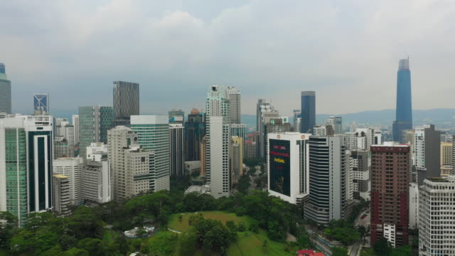 Abend-Zeit-Kuala-Lumpur-Stadtzentrum-von-berühmten-Park-höchste-Hochbau-aerial-Panorama-4k-Malaysia