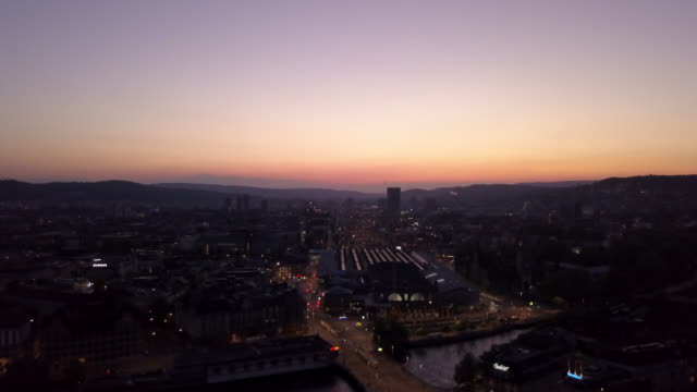 Sonnenuntergang-Himmel-zurich-Innenstadt-berühmte-Bahnhofsbrücke-Panorama-4k-Schweiz