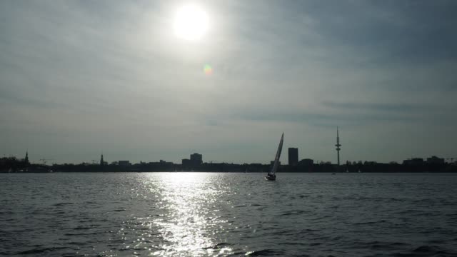 Segeln-gegen-die-Sonne,-Binnenalster,-Hamburg,-Deutschland