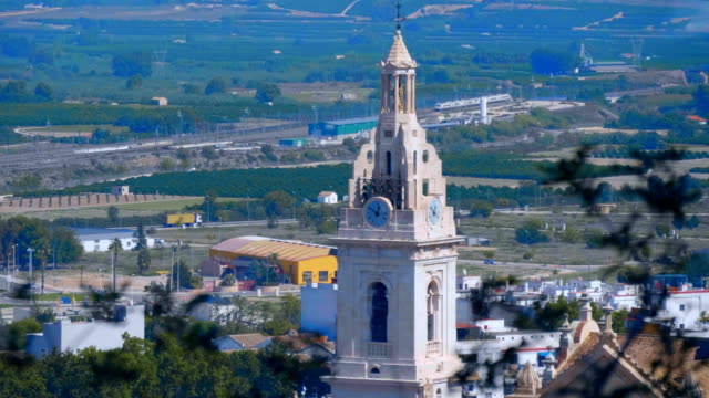 Der-hohe-Glockenturm-und-die-Kathedrale-in-einer-kleinen-Provinzstadt-in-Spanien
