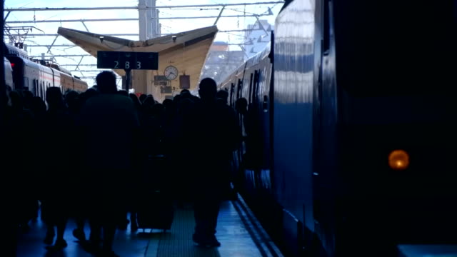 En-las-puertas-de-la-estación-del-tren-se-abre-y-los-pasajeros-que-llegan-comienzan-a-salir