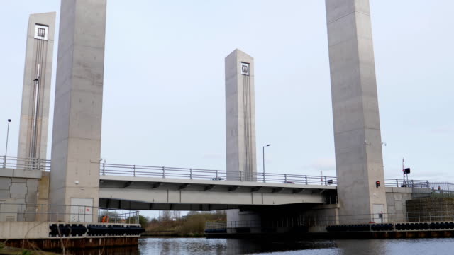 Puente-de-elevación-en-la-ciudad-de-Salford-del-gran-Manchester