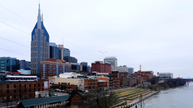 Timelapse-of-Nashville,-Tennessee-skyline-and-river