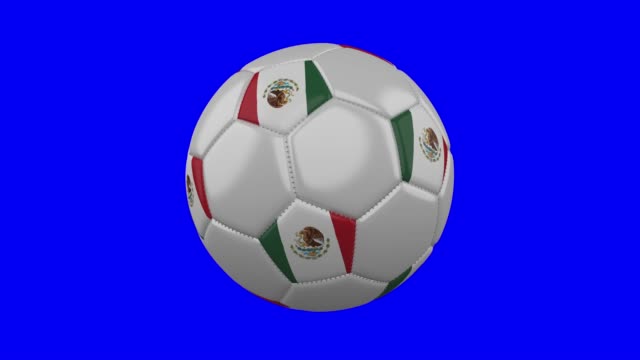 Balón-de-fútbol-con-bandera-de-México-en-clave-de-croma-azul,-bucle