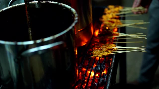 Satay-Padang,-Fleischspieße-kochen-über-heißen-Kohlen-auf-dem-indonesischen-Street-Food-Markt