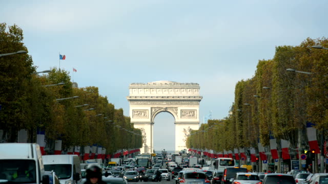 París,-Francia---11-de-noviembre-de-2014:-Arco-del-triunfo-en-París-desde-Campos-Elíseos-en-un-día-soleado-con-el-tráfico.-Jour-de-l\'armistice