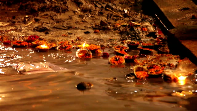 Blumen-washed-sich-entlang-der-Ufer-des-Ganges:--Varanasi,-Indien-(mit-Ton)