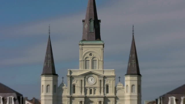 Zooming-Jackson-Square,-New-Orleans