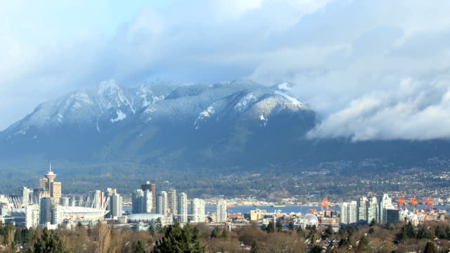 Cityscape-and-Grouse-Mountain,-Vancouver-Timelapse