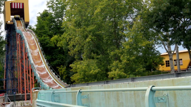 ZEITLUPE:-Wasser-Sehenswürdigkeit-in-amusement-park