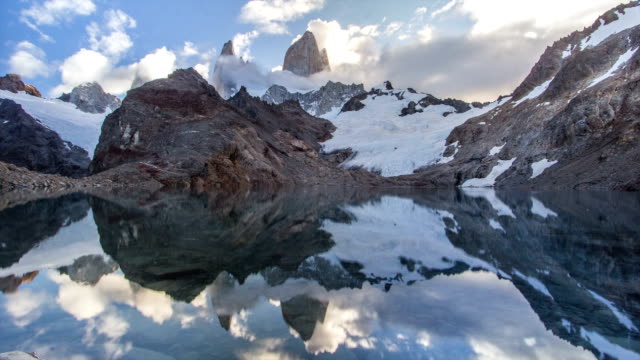 Wolken-über-die-Berge-in-den-lake-Oberfläche/Zeitraffer-(Patagonien,-Argentinien