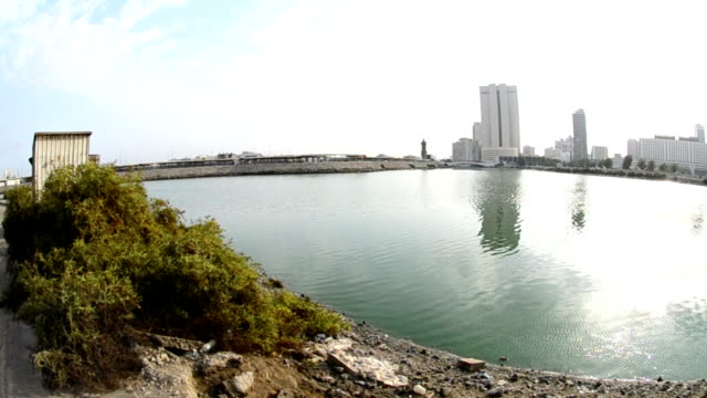 Wahrzeichen-und-Wasser-im-jeddah-der-Innenstadt-am-Morgen