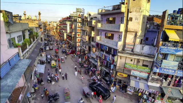 Nueva-Delhi-Pahar-Ganj-main-street-time-lapse-de-alto-ángulo-de