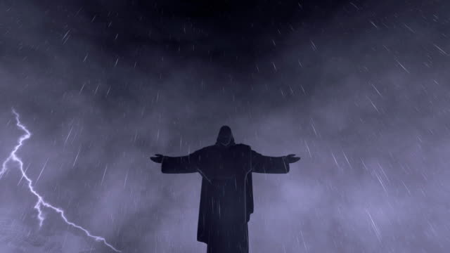 Cristo-el-redentor,-picos-montañosos,-vehemente-clima-con-lightnings