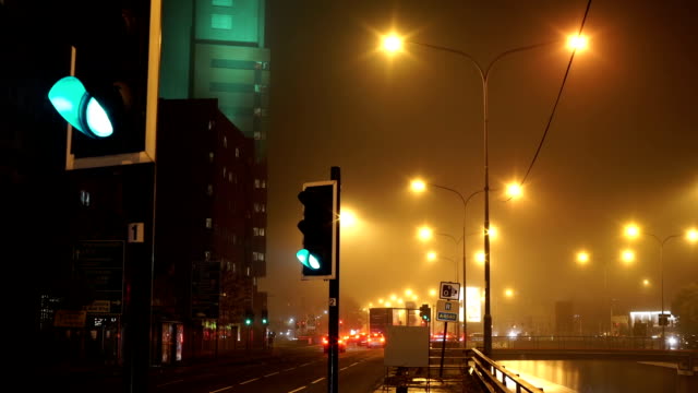 Nacht-Zeit,-misty,-städtischen-Verkehr-Kreuzung.