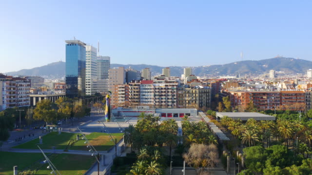 barcelona-día-soleado-joan-miró-i-ferrà-park-panorámica-vista-desde-el-último-piso-de-4-k,-España